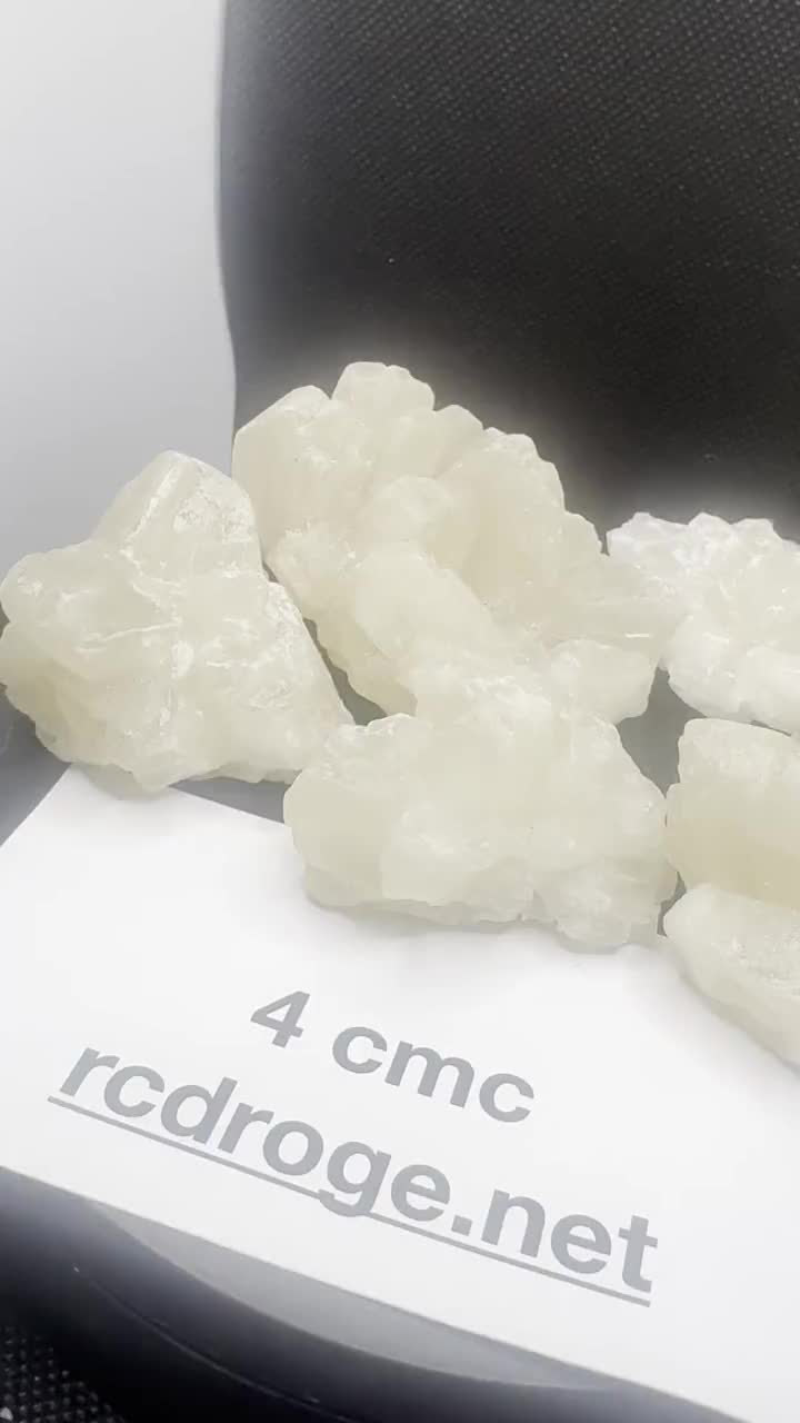 Kristali 4-CMC s karticom šarže.